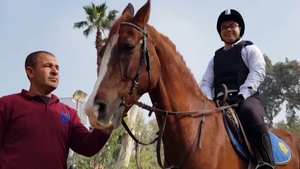 Video: Lớp cưỡi ngựa điều trị tự kỷ cho trẻ em ở Ai Cập