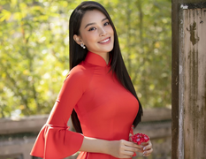 Hoa hậu Tiểu Vy đẹp tinh khôi với áo dài truyền thống