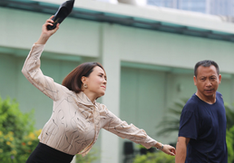 Hậu trường 'Hướng dương ngược nắng': Hồng Diễm tháo guốc, dọa ném Hồng Đăng