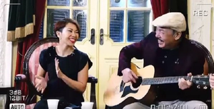 Nhạc sĩ Trần Tiến chơi guitar, cùng Hà Trần hát 'Mặt trời bé con' 