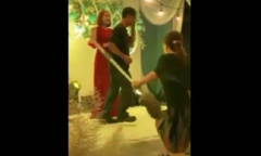 Clip: Bị vợ cầm chổi đánh vì mải 'đu đưa' trong đám cưới