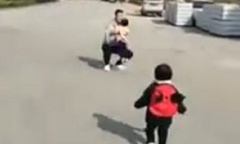 Clip: Bé gái ngã quỵ khi thấy bố bế đứa trẻ khác