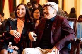 Nhạc sĩ Trần Tiến cười rạng rỡ xuất hiện ở Hà Nội