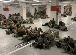 Vệ binh Quốc gia bị 'xua' khỏi điện Capitol, ngủ trong hầm để xe