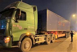 Bị dừng xe kiểm tra, tài xế chửi lực lượng chức năng rồi đóng cửa xe bỏ đi