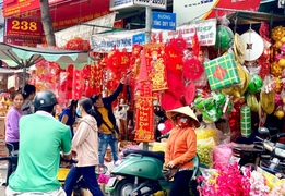 Thị trường đồ trang trí Tết ở TP.HCM: Lì xì, câu đối, đèn lồng nhuộm đỏ phố