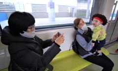 Ảnh: Người dân háo hức tham quan đoàn tàu metro Nhổn – ga Hà Nội