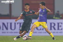 Thua 2 trận liên tiếp, HLV Hà Nội FC lo không vào được nhóm đua vô địch