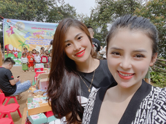 Hot girl Phạm Ngọc Linh tặng áo ấm cho trẻ em vùng cao