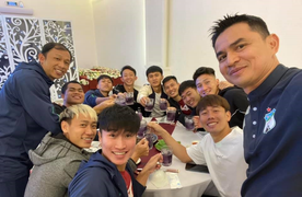 HAGL mở tiệc mừng chiến thắng, Kiatisak cao hứng hát tiếng Việt