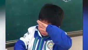 Video: Được đọc tên vào phút cuối, cậu bé bật khóc khi nhận giấy khen