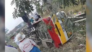Video: Tránh xe máy vượt ẩu lấn làn, xe buýt lật nhào