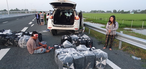 Cặp vợ chồng chở thuốc lá lậu 'thông chốt', tông xe CSGT trên cao tốc