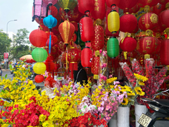 Chủ tiệm kinh doanh đồ trang trí Tết ở TP.HCM thở dài vì bán ế