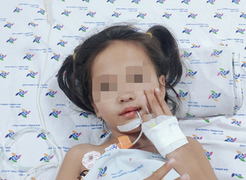 Căn bệnh hiếm gặp khiến bé 7 tuổi nói chuyện ú ớ, mất khả năng đi lại