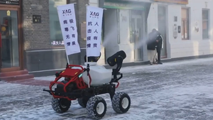 Video: Cận cảnh xe tự lái khử khuẩn phòng dịch COVID-19 tại Trung Quốc