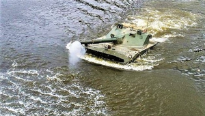 Xem xe tăng Nga vừa bơi qua sông vừa nã đạn 