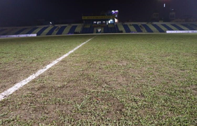 Nhiều sân cỏ ở V-League 2021 có chất lượng kém, mặt sân như ruộng cày