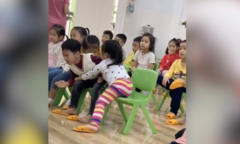 Cậu bé giận dữ vì bị 2 bé gái tranh nhau ôm