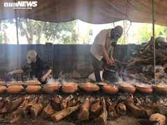 Ảnh: Cả làng nổi lửa suốt đêm làm món đặc sản đắt đỏ ngày Tết