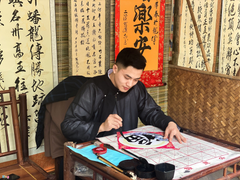 Nam sinh 22 tuổi thu hút sự chú ý khi làm thầy đồ ở sân trường