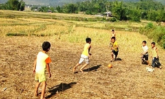Thèm trở lại những chiều 30 Tết đá bóng bằng… bàng quang lợn