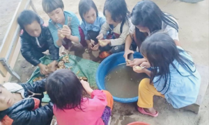 Thầy tranh thủ chạy xe ôm, cô vội vã chốt đơn hàng bù đồng lương ít ỏi