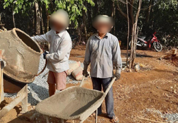 Cận Tết Nguyên đán, giáo viên tranh thủ bán xôi, đi giao hàng để tăng thu nhập