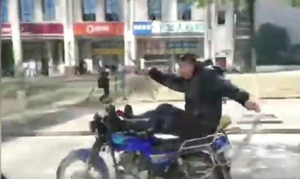 Clip: 'Quả đắng' của chàng 'ngáo' lái xe bằng chân