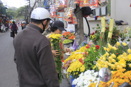 Người Hà Nội tất bật mua sắm đồ lễ cúng rằm cuối cùng của năm Canh Tý