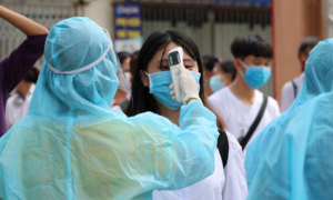 Dịch COVID-19 bùng phát, nhiều trường hoãn thi, cho sinh viên nghỉ Tết sớm