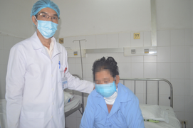 Tự móc họng sau khi nuốt xương cá, cổ người phụ nữ sưng to với nửa lít mủ đục