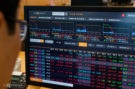 Sau tin 2 ca mắc COVID-19, nhà đầu tư hoảng loạn, VN-Index giảm hơn 70 điểm