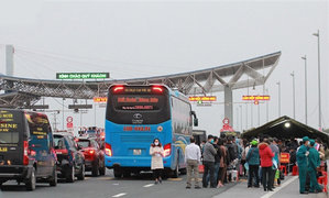 Ảnh: Nườm nượp xếp hàng chờ khai báo y tế ở Trạm thu phí cầu Bạch Đằng