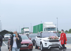 COVID-19 khiến nhà trai bất lực không thể vào Quảng Ninh đón dâu