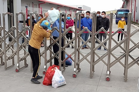 Phong tỏa Công ty POYUN do COVID-19, người nhà công nhân tấp nập tiếp tế