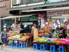 COVID-19 bùng phát ở Hà Nội: Hàng Tết bày đầy đường, khách vẫn thờ ơ