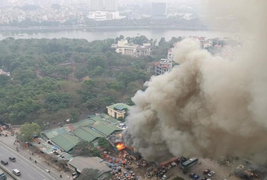 Ảnh: Vụ cháy ở bán đảo Linh Đàm nhìn từ trên cao