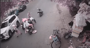 Đám đông ‘hôi’ tiền cô gái đánh rơi: Phải truy cho được những tên cướp tham lam