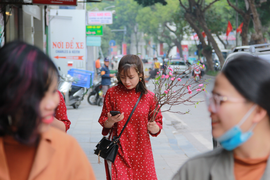 Người Hà Nội vô tư tập trung đông người, không đeo khẩu trang phòng COVID-19