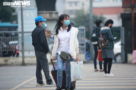 Được nghỉ Tết sớm, sinh viên tay xách nách mang về quê tránh dịch