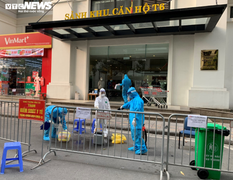 Ảnh: Quy trình tiếp nhận nhu yếu phẩm cho cư dân nhà T6 Times City bị phong tỏa