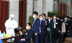 Ảnh: Xét nghiệm COVID-19 lần 3 cho phóng viên dự Đại hội Đảng XIII