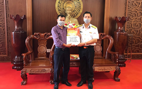 Tặng báo Xuân Nhân Dân cho các đơn vị Hải quân