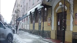 Video: Người phụ nữ suýt bị tảng băng tuyết rơi trúng đầu