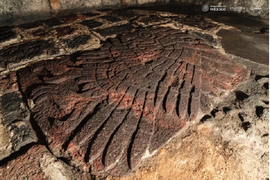 Bức điêu khắc đại bàng khổng lồ quý hiếm trong ngôi đền cổ