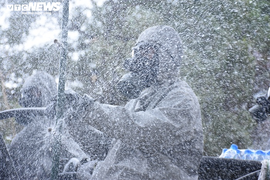 Xe đặc chủng phun khử trùng tại ổ dịch COVID-19 lớn nhất miền Bắc