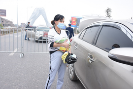 Mẹ con sản phụ được đặc cách vượt 2 chốt kiểm dịch COVID-19 để về quê Hải Dương