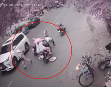 Người đi đường tranh nhau nhặt tiền cô gái đánh rơi: Công an vào cuộc điều tra