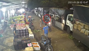 Clip hai tên côn đồ mang vòng hoa, tiền âm phủ tới ném vào nhà con nợ ở Đồng Nai